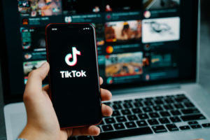 L’essor de TikTok : comment intégrer cette plateforme dans votre stratégie marketing ?